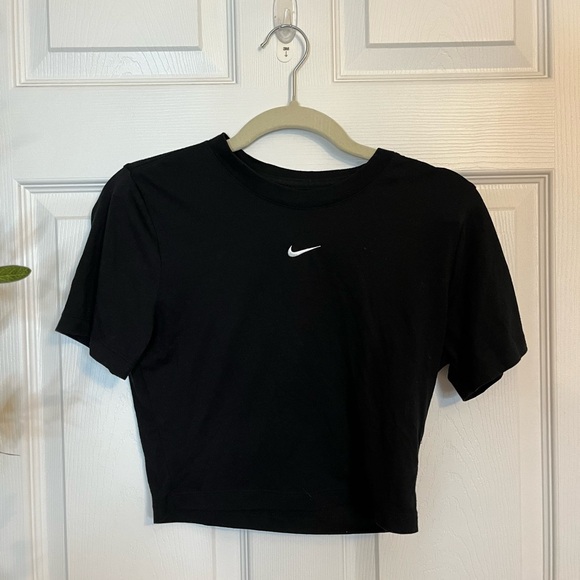 Nike Women's Black Crop Top - Picture 1 of 3